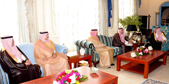  الأمير فهد خلال لقائه بمسؤولي الطيران المدني