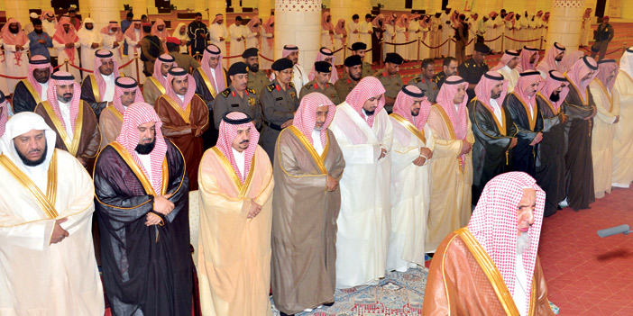  الأمير فيصل بن بندر يتقدم المصلين بالجامع الكبير