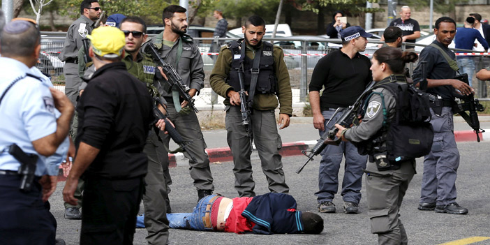  الشهيد الفلسطيني ممدداً على الأرض بعد قتله من قبل الاحتلال