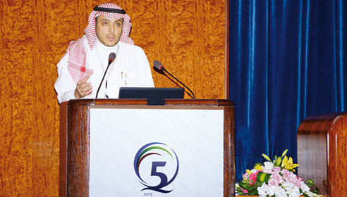  د.محمد العبداللطيف أثناء استعراضه تجربة STC بمجال الجودة
