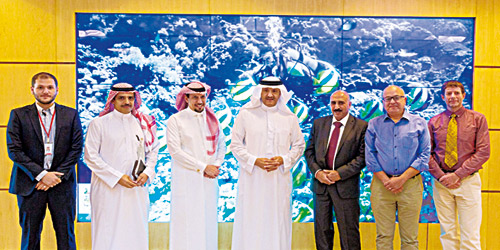  الأمير سلطان مع أعضاء لجنة تحكيم مسابقة ألوان السعودية