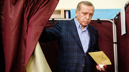 الرئيس التركي أردوغان يدلي بصوته في الانتخابات