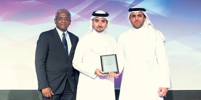  عمر ياسين ومحمد الحجي أثناء تسلّمهما جائزة أفضل بنك محلي لإدارة النقد لعام 2015