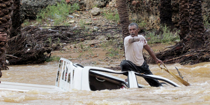  يمني يحاول إنقاذ نفسه من فيضان أحدثه إعصار تشابالا
