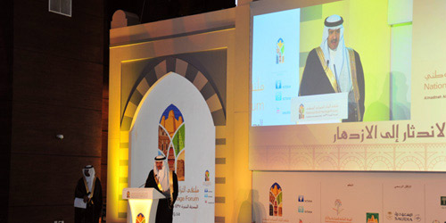  الأمير سلطان بن سلمان متحدثاً في إحدى الدورات السابقة للملتقى