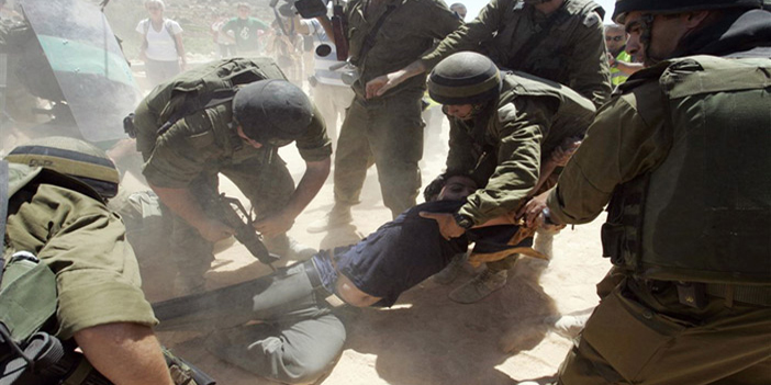  جنود الاحتلال، وهم يقومون باعتقال أحد المقاومين الفلسطينيين