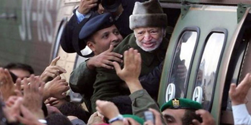  الرئيس الفلسطيني الراحل ياسر عرفات، وهو يُودّع الفلسطينيين