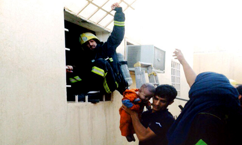 مدني الرياض ينقذ سكان عمارة اندلع بها حريق 