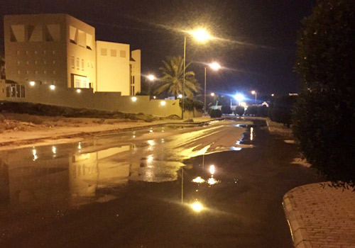 انكسار ماسورة مياه يغرق شوارع حي الملقا وتلال الرياض.. والطوارئ لم تتحرك ! 