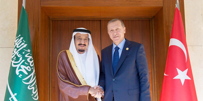  خادم الحرمين والرئيس التركي في صورة تذكارية أمام مقر إقامة أردوغان في أنطاليا