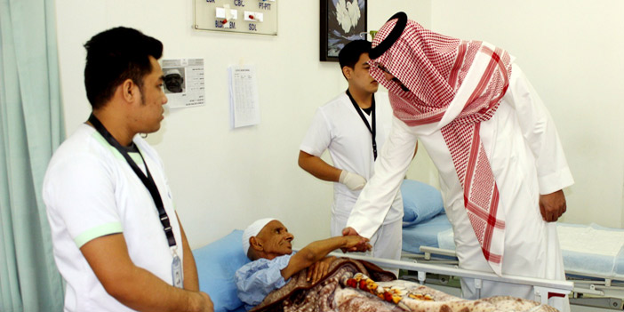  الأمير سعود بن خالد الفيصل يطمئن على أحد النزلاء