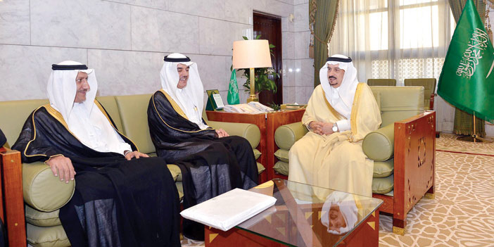  أمير منطقة الرياض يستقبل د. الشعيبي وعدداً من نواب معهد الإدارة