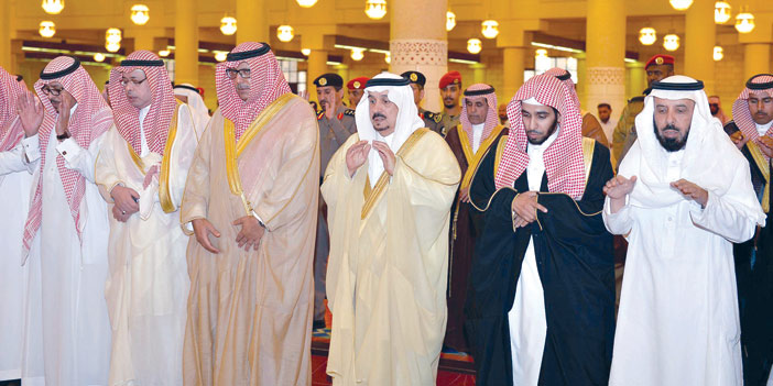 أمير منطقة الرياض يؤدي صلاة الميت على والدة الأمير نواف بن فيصل بن سعود بن عبد العزيز 