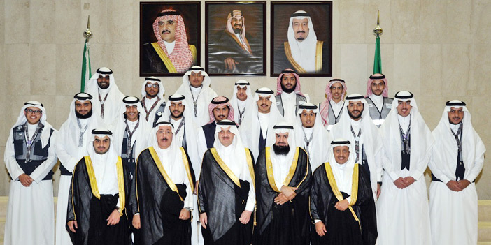  الأمير سعود بن نايف مع مدير الجامعة والمتطوعين