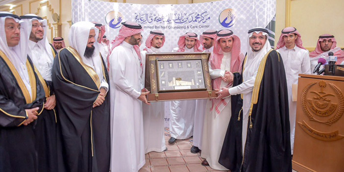  الأمير فيصل بن مشعل يتلقى هدية تذكارية من المركز