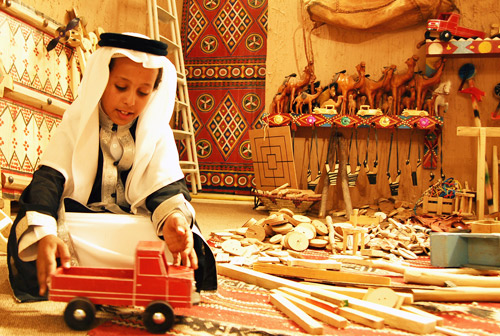  طفل في احد محلات الهدايا التراثية بالبلدة