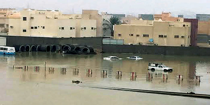 أمطار القصيم تغرق السيارات وتشل الحركة وتحاصر مبنى المياه بالقصيم 