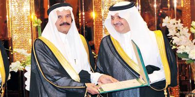 الأمير سعود بن نايف يحتفي بالمالك ويقدِّم له جائزة المنطقة الشرقية بمناسبة حصوله على جائزة البحر المتوسط العالمية للصحافة والإبداع 