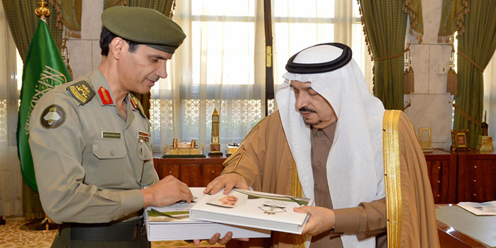 الأمير فيصل بن بندر يستقبل مدير جوازات الرياض 