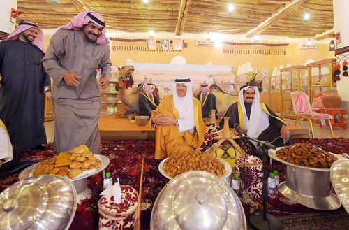  الأمير سلطان بن سلمان خلال جولته في متحف العقيلات