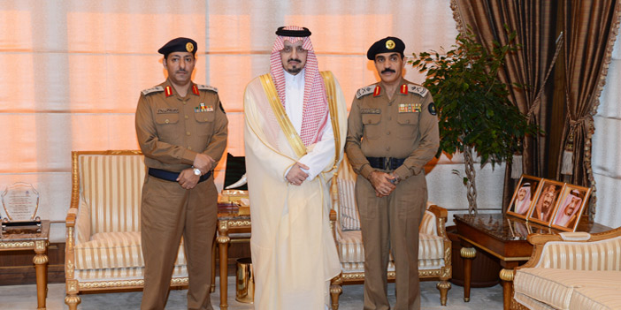  الأمير فيصل بن خالد ملتقيا اللواء الحارثي