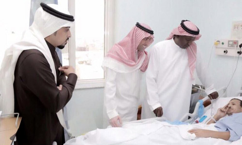  ماجد عبد الله وفايز المالكي خلال زيارة المرضى
