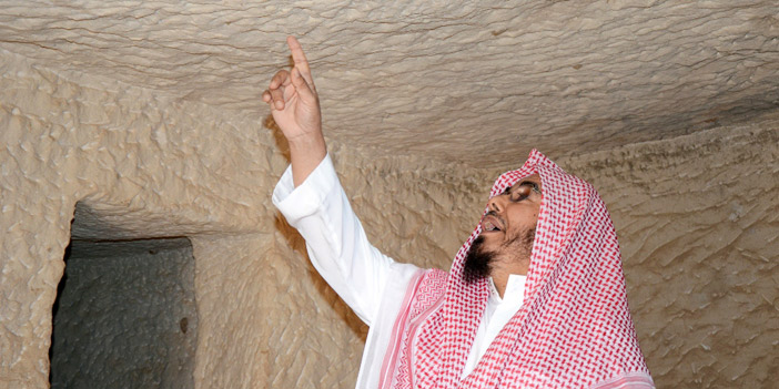  الشيخ المطلق يشير إلى بعض الظواهر الأثرية في مدائن صالح