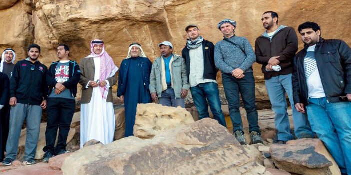  الأمير سلطان مع الفريق العلمي في الموقع