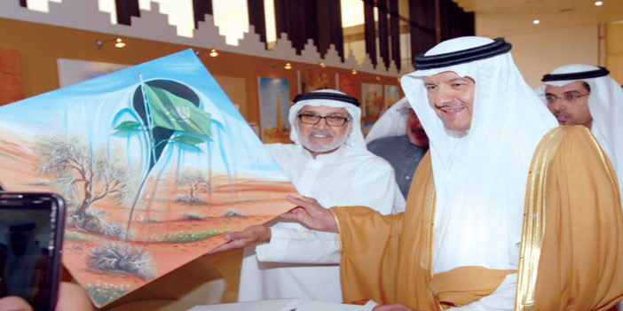  الأمير سلطان بن سلمان يتلقى إهداء من الفنان صالح النقيدان في معرضه