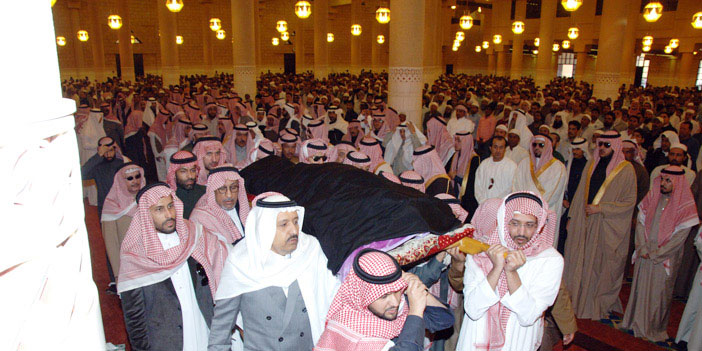 أمير منطقة الرياض يؤدي صلاة الميت على والدة سمو الأمير جلوي بن سعود 