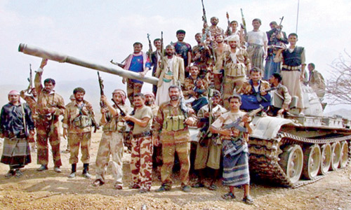  أفراد من المقاومة الشعبية اليمنية والجيش الموالي للشرعية في إحدى جبهات القتال