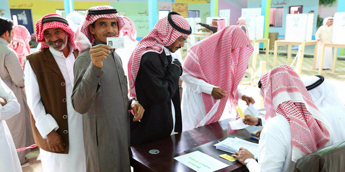  مجموعة من الناخبين يدلون بأصواتهم في مركز أشواق أمس