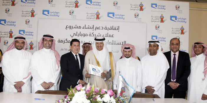  سلطان بن سلمان ورئيس موبايلي يوقعان اتفاقية المشروع