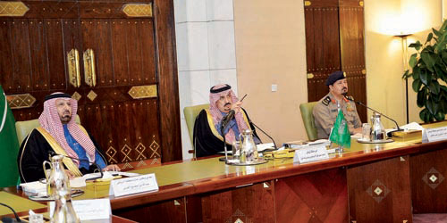  أمير الرياض خلال ترؤسه اجتماع لجنة الدفاع المدني الرئيسية في المنطقة