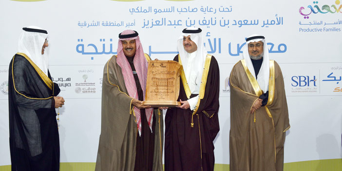  الأمير سعود بن نايف خلال تدشينه فعاليات معرض الأسر المنتجة «صنعتي»