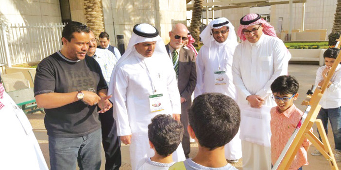  مدير عام مدارس الرياض يستمع لشرح من الفنان الدبل