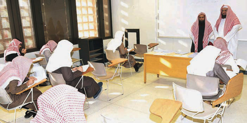 د. المحمود تفقد سير الاختبارات في عدد من كليات جامعة الإمام 