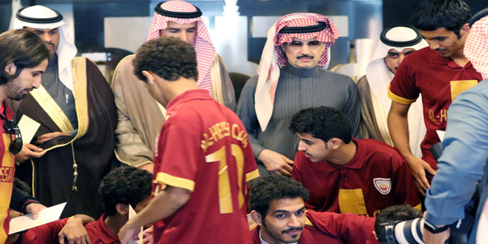  الوليد بن طلال مع أعضاء الإدارة واللاعبين
