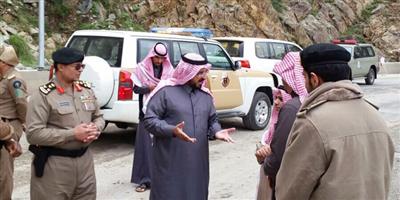 أمير منطقة الباحة يوجِّه بإزالة أضرار الأمطار.. والوكيل يقف على موقع انهيارات الصخور بطريق العقبة 