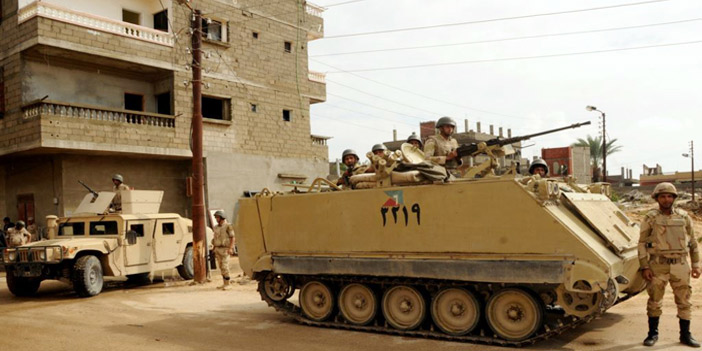  الجيش المصري يبحث عن الإرهابيين في سيناء