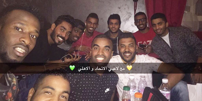  الزميل علاء سعيد مع لاعبي الاتحاد والأهلي في منزل أحمد عسيري الأسبوع الماضي