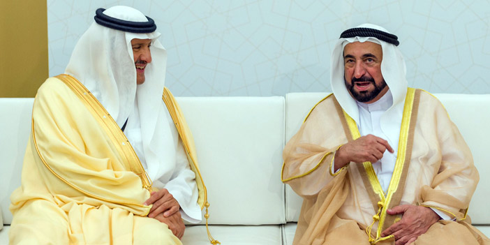  حاكم الشارقة مع الأمير سلطان بن سلمان أثناء حضور سموه لاجتماعات الدورة
