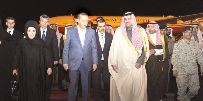  الأمير فبصل بن سلمان مستقبلا الرئيس التركي