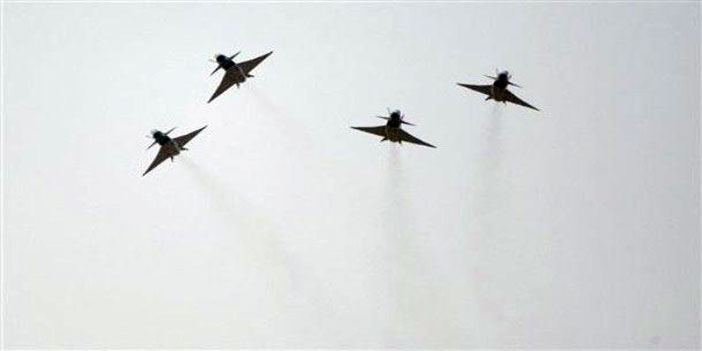 الطيران الإسرائيلي يقصف المطار ومواقع عسكرية بغزة 