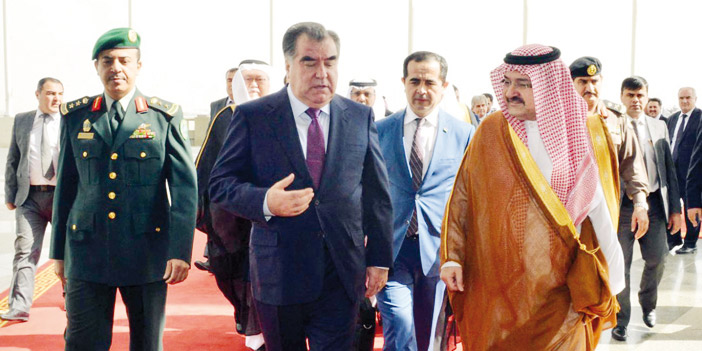 الرئيس الطاجيكستاني يؤدي مناسك العمرة 