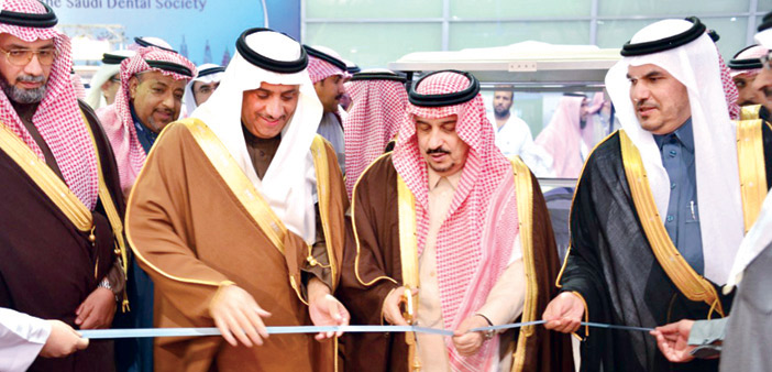 افتتح فعاليات المؤتمر السعودي العالمي لجامعة الملك سعود لطب الأسنان 