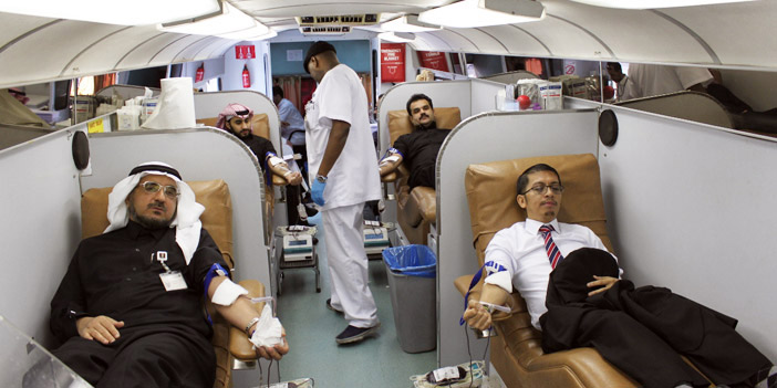 منسوبو مصرف الإنماء يتبنون حملة تبرع بالدم 