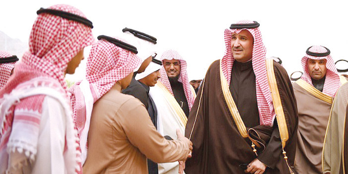  الأمير فيصل بن سلمان خلال زيارته للحناكية