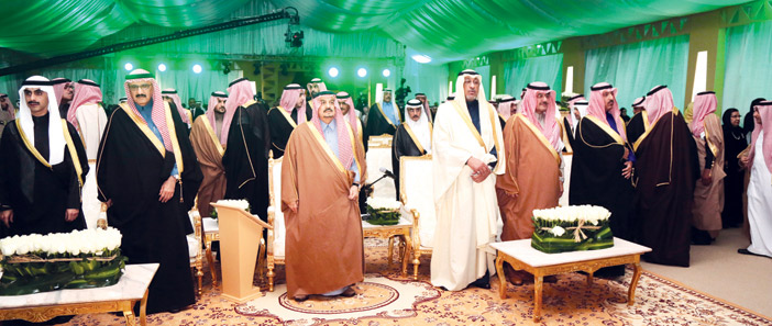  الأمير فيصل بن بندر خلال رعايته حفل تدشين المبنى