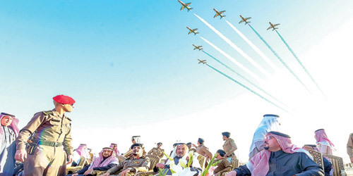  الأمير فيصل بن مشعل يشاهد أحد عروض الصقور السعودية